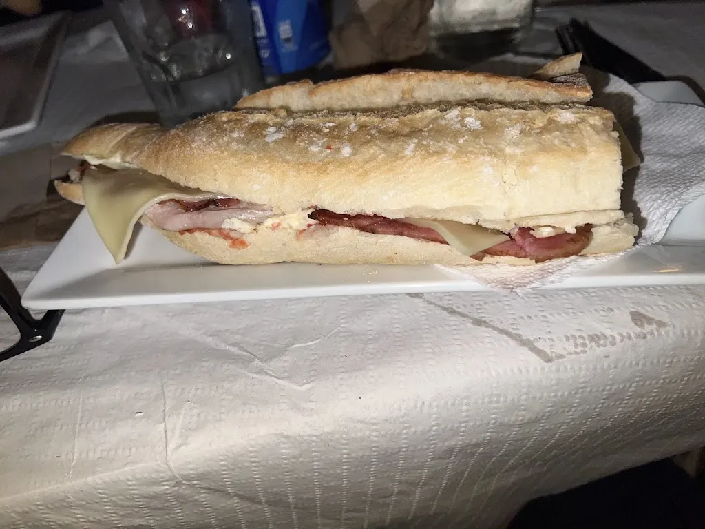 Martin Jorge Cerver Todorova_El Bar Del Poble_Bellús_review