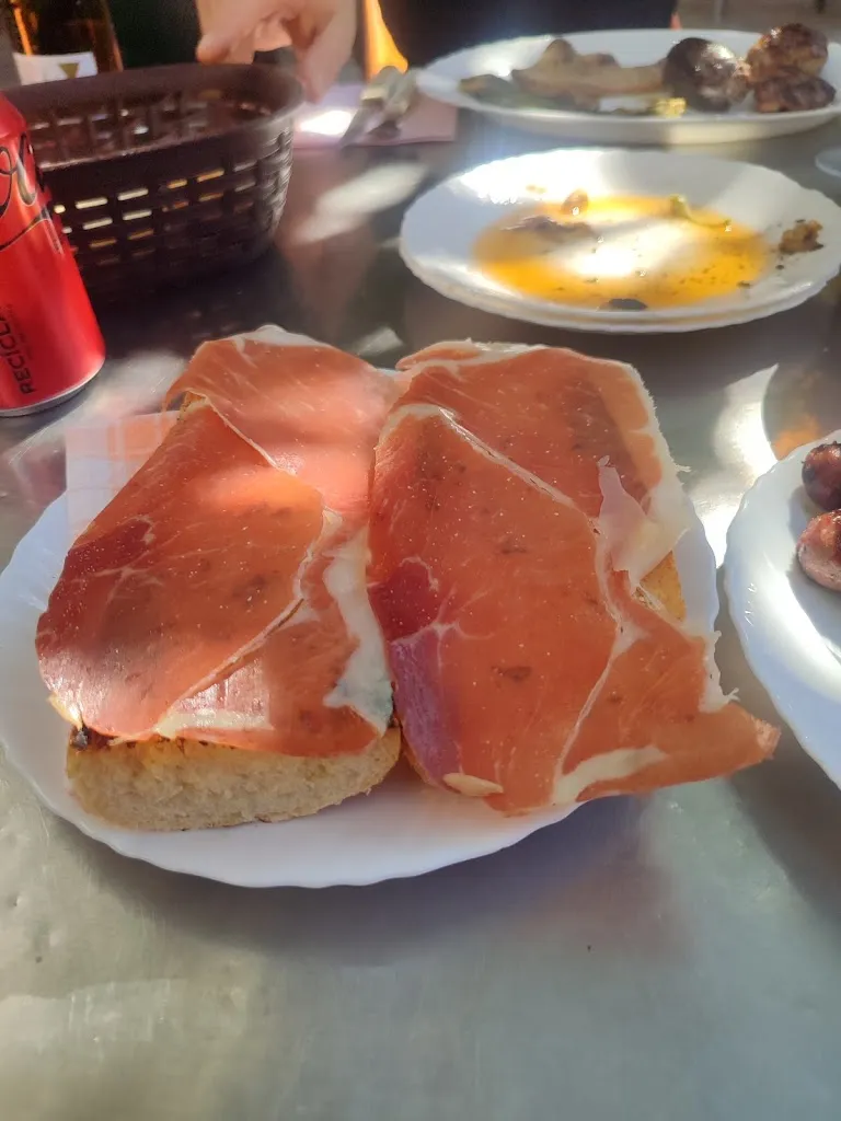 Mundos Divididos_Bar Enrique_Benirredrà_review