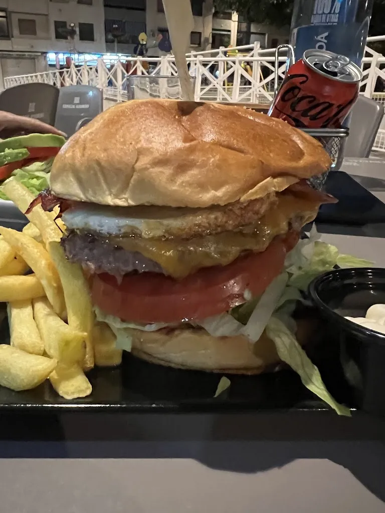 La Bomba Hamburguesería restaurant in Benetússer