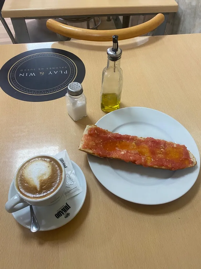 Marie-Helene Riverain_Luan Café Bar Tapas Montaditos_Benetússer_review