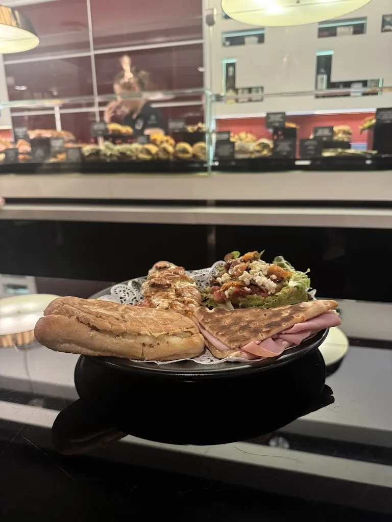 the_freedom_traveler Helena_Vin up Toneles_Benicàssim_review