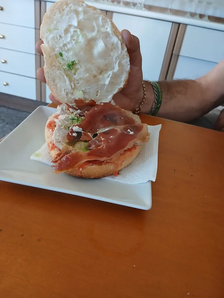 Inmaculada Medina_Bar La Rotonda_Bocairent_review