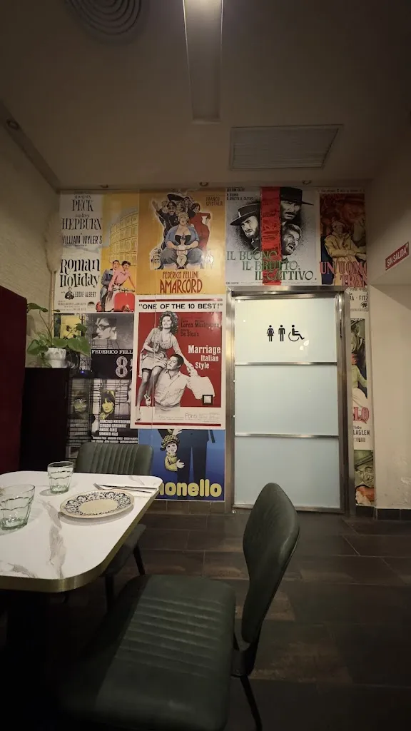 Guillermo Ruiz Palomo_La Piazza Mas Camarena_Bétera_review