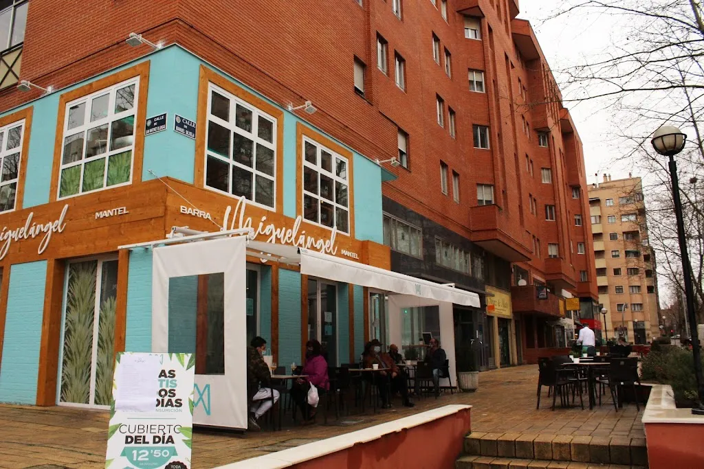 Miguelángel Barra y Mantel_Wamba_slider_image_1