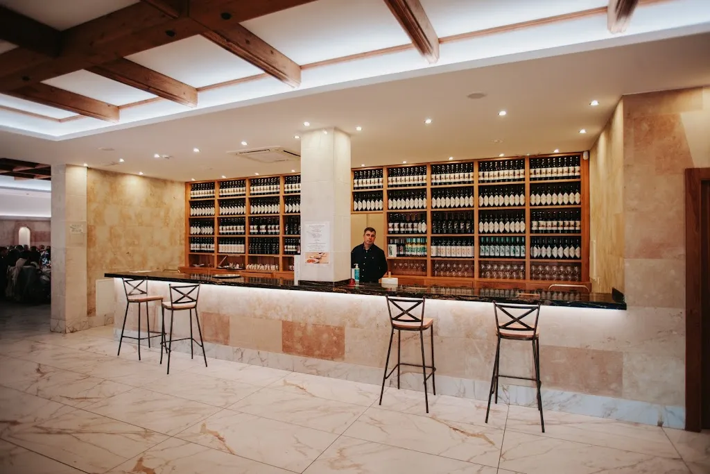 Bodega y viñedos Divina Proporción S.L. restaurant in Abezames