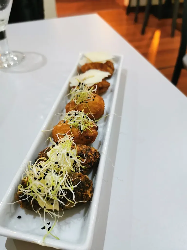 Karolis Serenas_Los Puchis _Fariza_review