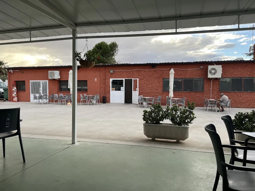 Fisuk bar y parrilla restaurant in Montamarta