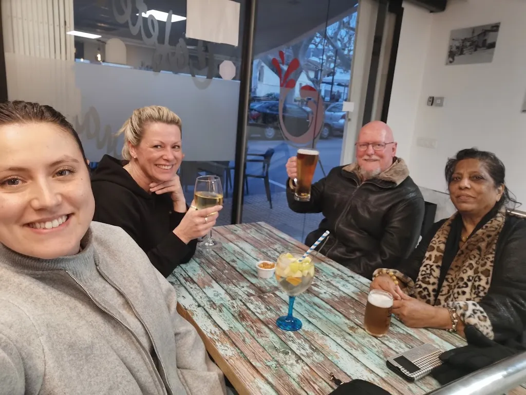 Naomi Plant_CAFETERIA KARINA_Pego El_review