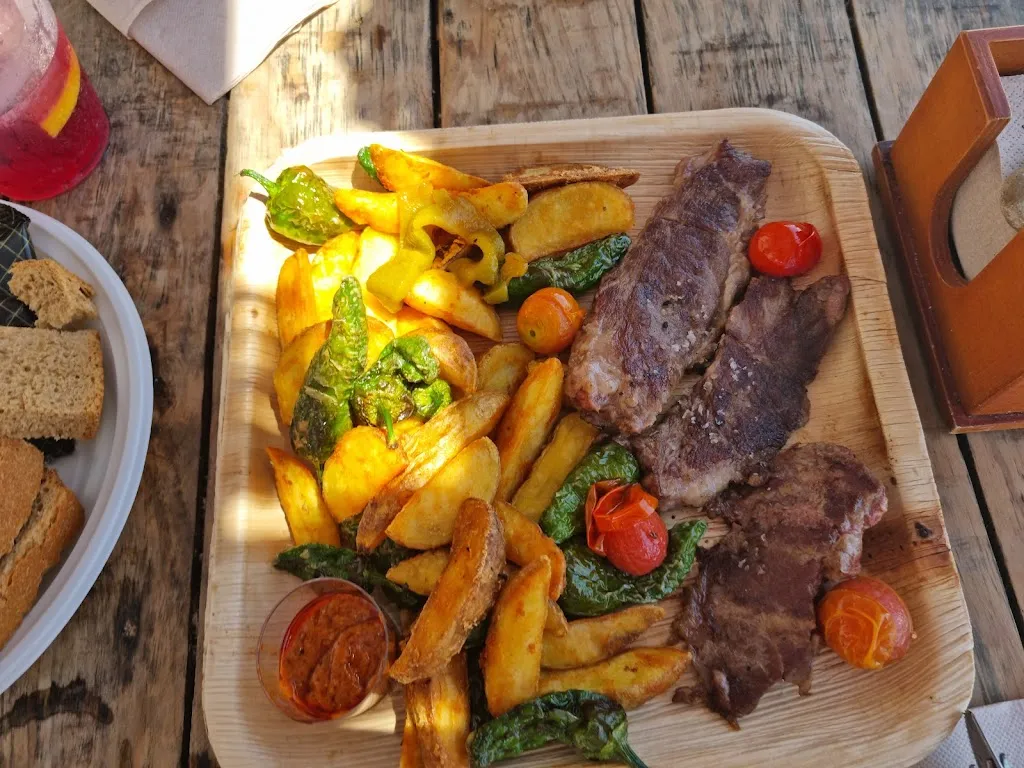 Just Moon_Chiringuito La Morena_Samir de los Caños_review