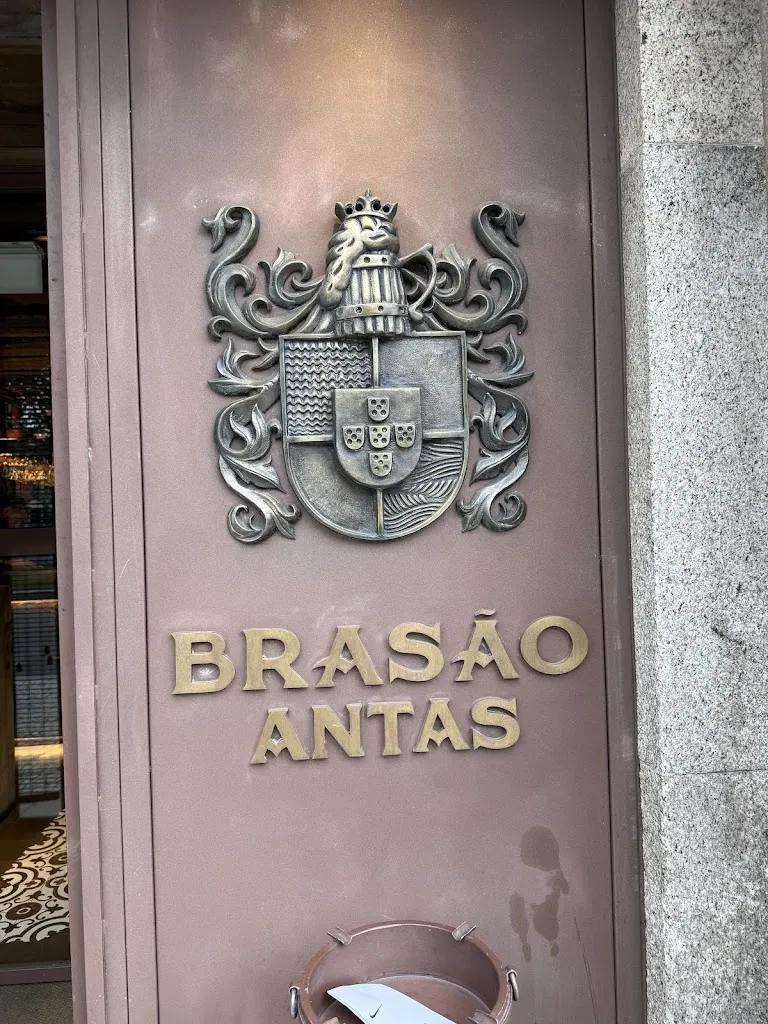 Julia Gorzelany_Brasão Antas_Porto_review