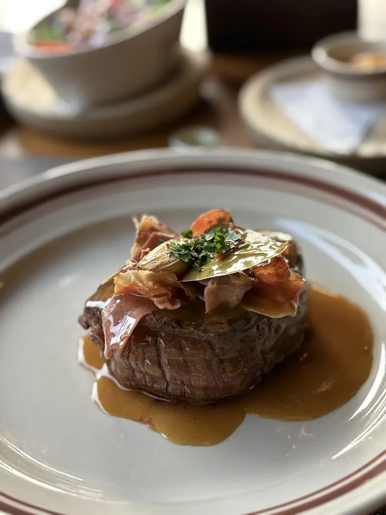 JEHAN JAYAWARDENE_Brasão Antas_Porto_review