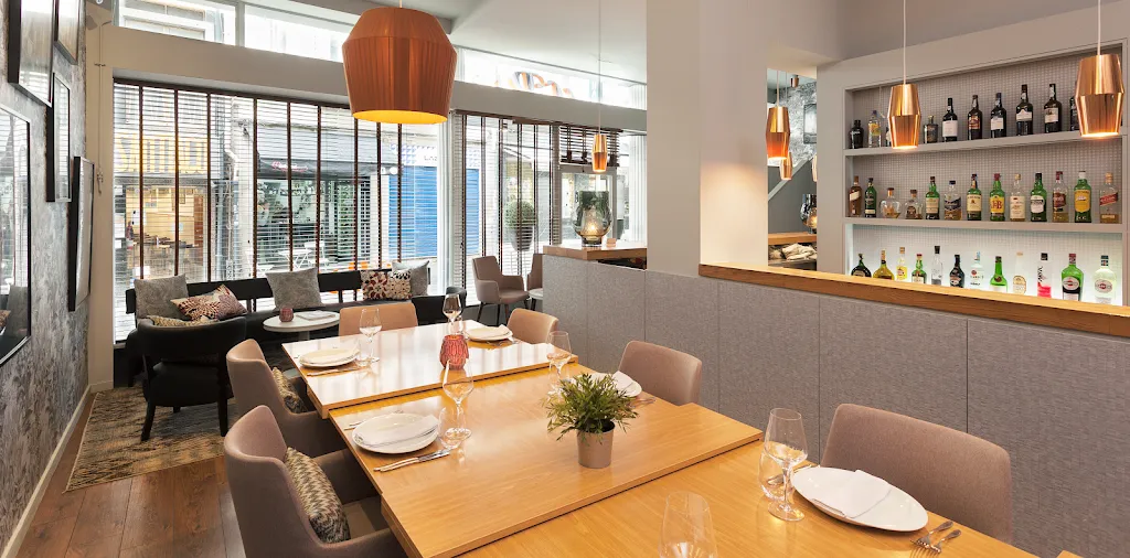 éLeBê Baixa restaurant in Porto