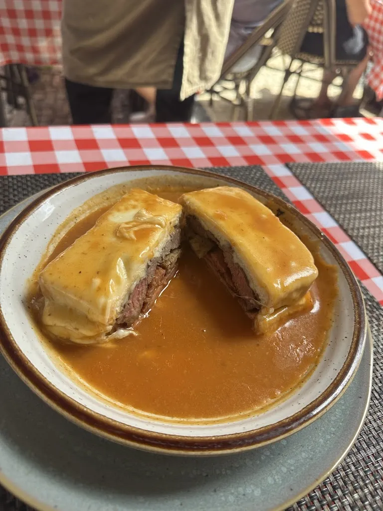 Yunah Kim_Vaccarum Francesinhas & Tapas - Sá da Bandeira_Porto_review