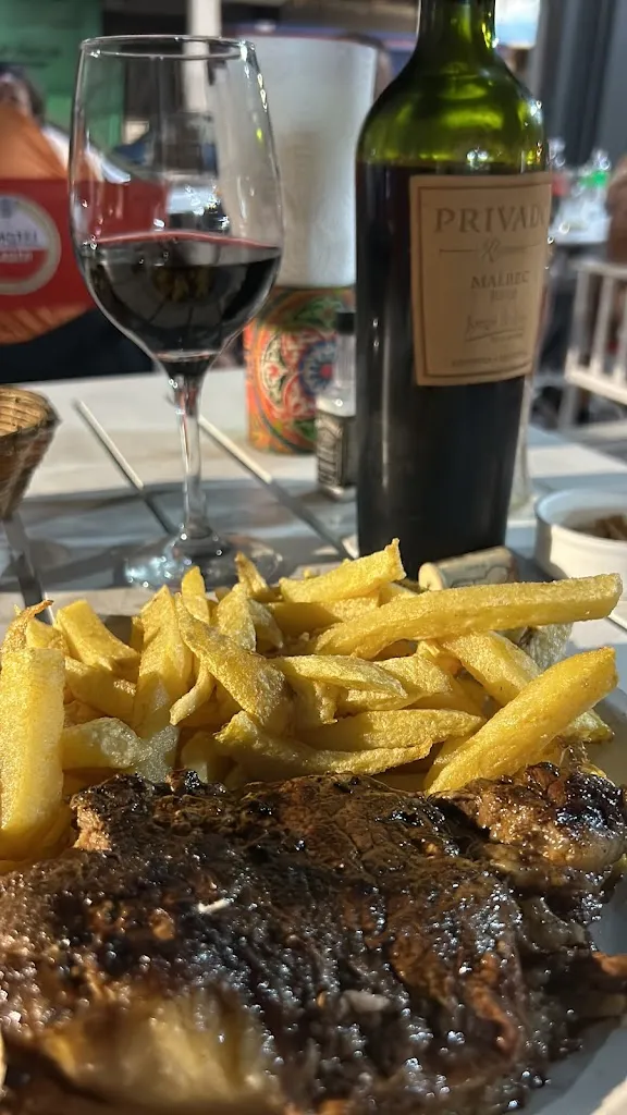 Dario Nisivoccia SMILING TRAVELLER_Algo Distinto Rock Bar_San Justo_review