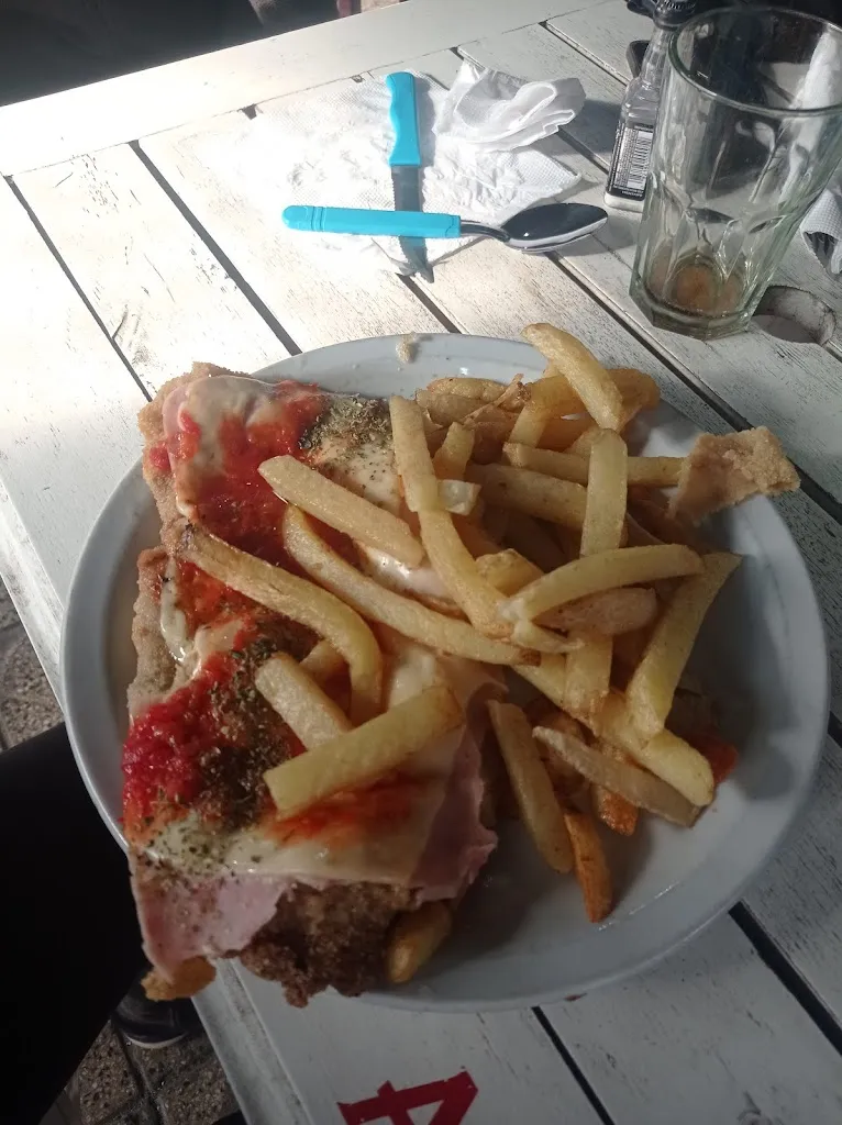 Franco Acosta_Algo Distinto Rock Bar_San Justo_review