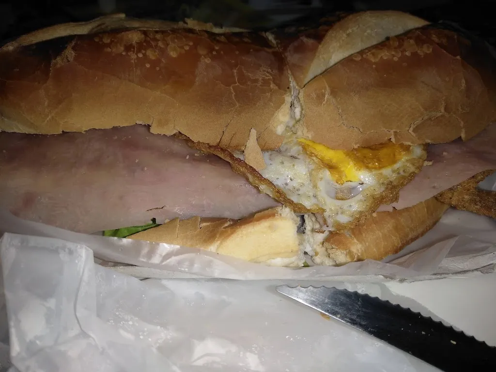 Cristina Rivero_Algo Distinto Rock Bar_San Justo_review