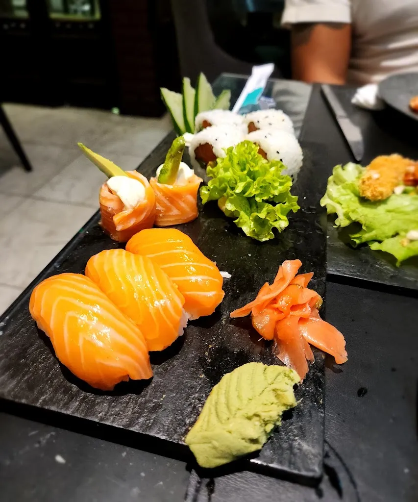 laura mazzuchini_Amida Sushi-Wok_San Justo_review
