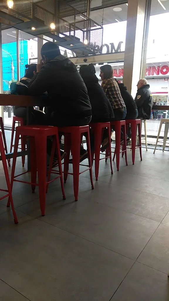 Javier Emanuel Pomponio_Mostaza_San Justo_review