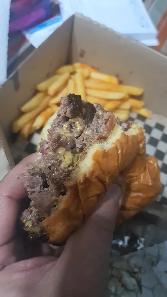 Maxi Lifavi_Dharma Burgers_San Justo_recensione