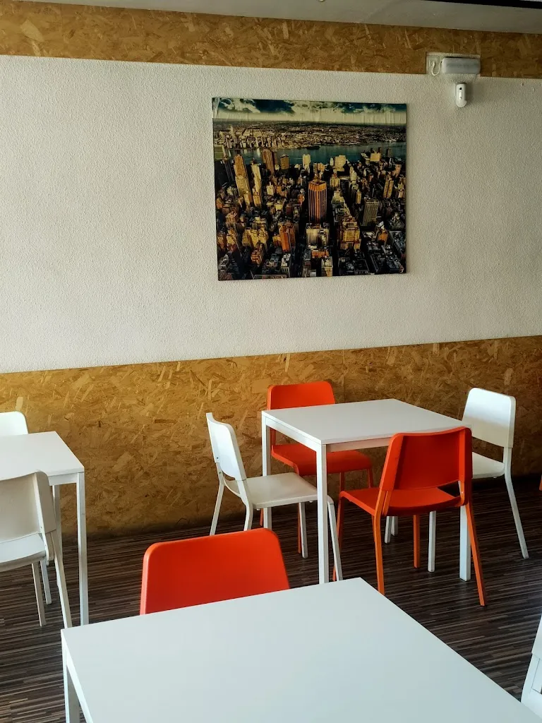 Plaza restaurant in Vezdemarbán