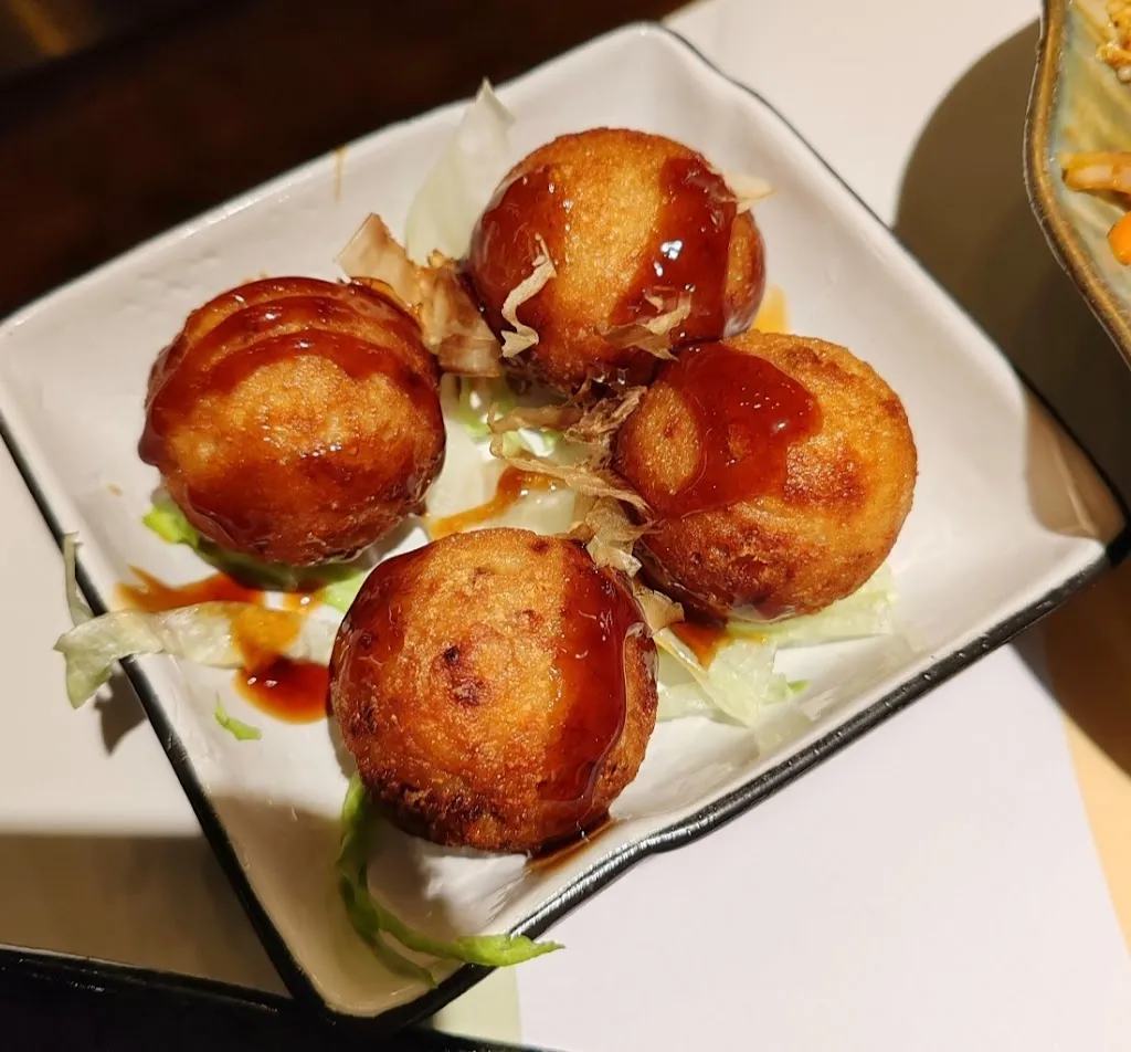 LUCIA DIEGO CARRIL_Sushi Land_Villalobos_review