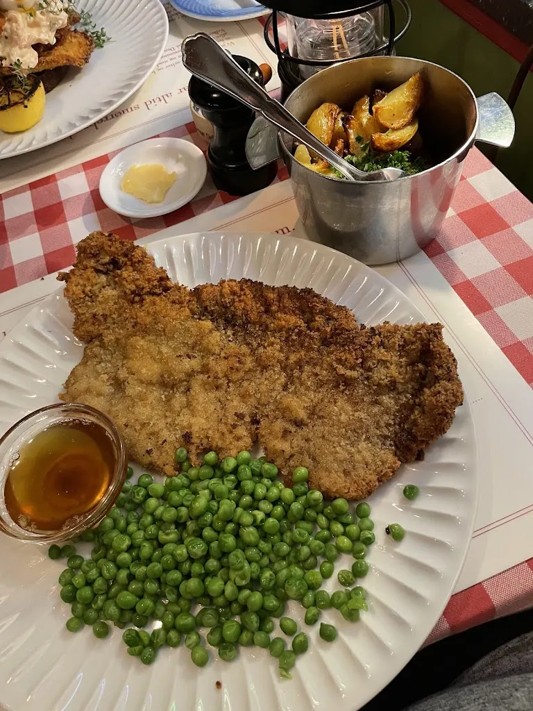 Laurence Moore_Den Bette Kro_Alborge_review