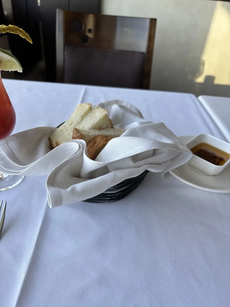 Kelsey Wells_La Ronde Revolving Restaurant_Albeta_recensione