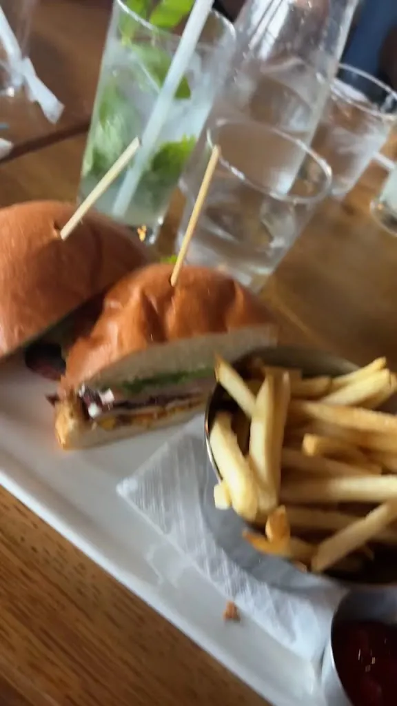 Earls Kitchen + Bar_Albeta_slider_image_2