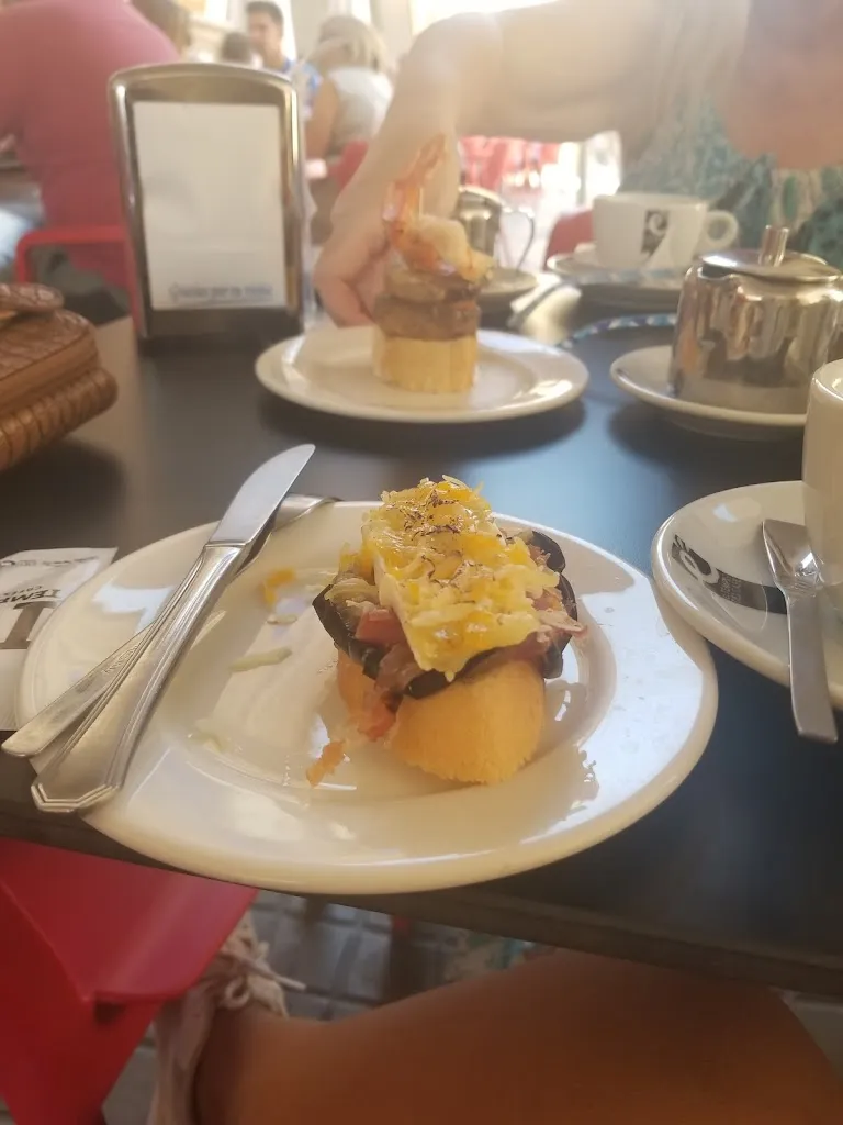 Nadia Rodríguez_Bar Ernesto_Almochuel_review