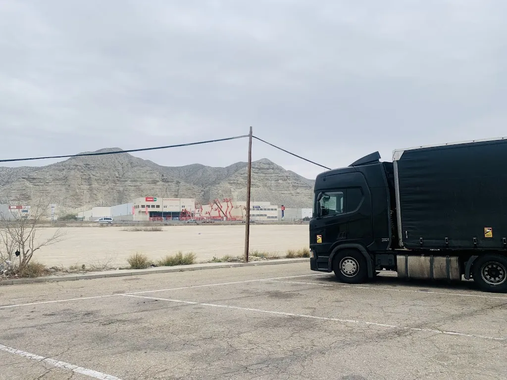 Artur Gołda_Estación de servicio Área 117 Alfajarin_Alfajarín_review