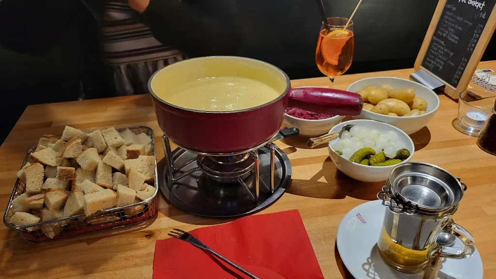 Udara Alwis_Les Caves_Biel_review