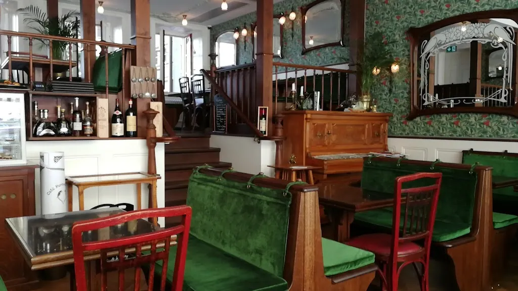 Café Perroquet Vert restaurant in Biel