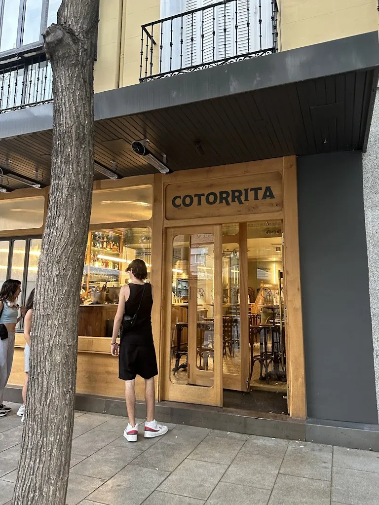 Moira Moynihan_Cotorrita_Cinco Olivas_review