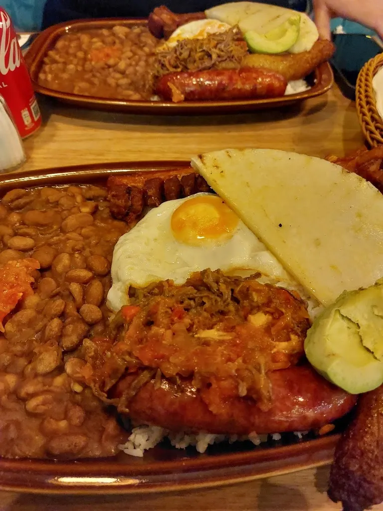 Eloy Bouzas Moares_TropicalísimO_Cetina_review