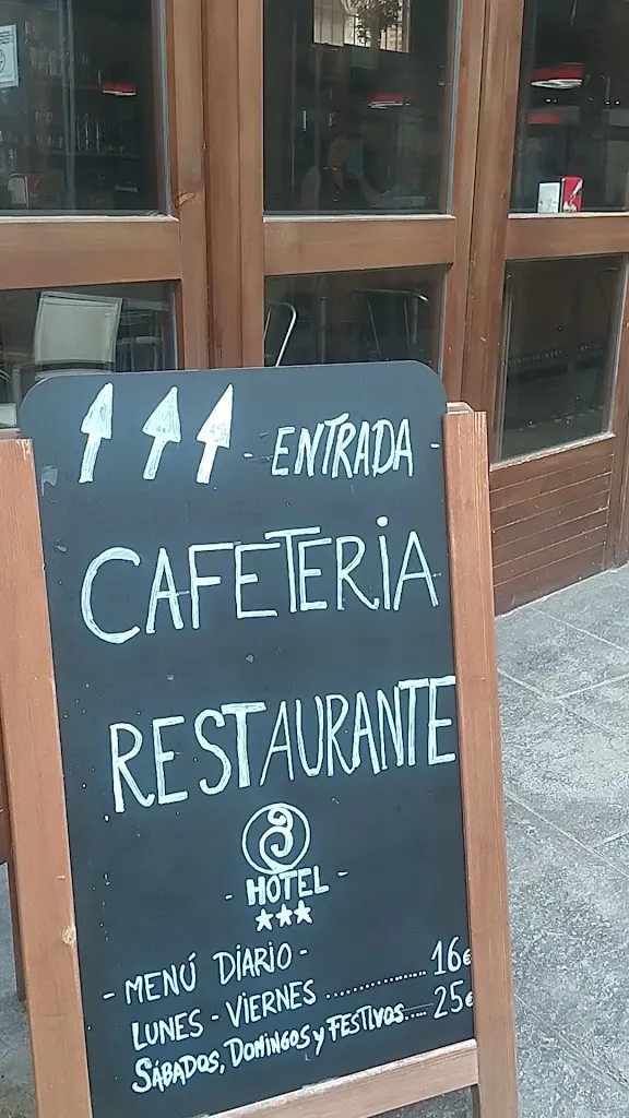 Hotel Cienbalcones restaurant in Daroca