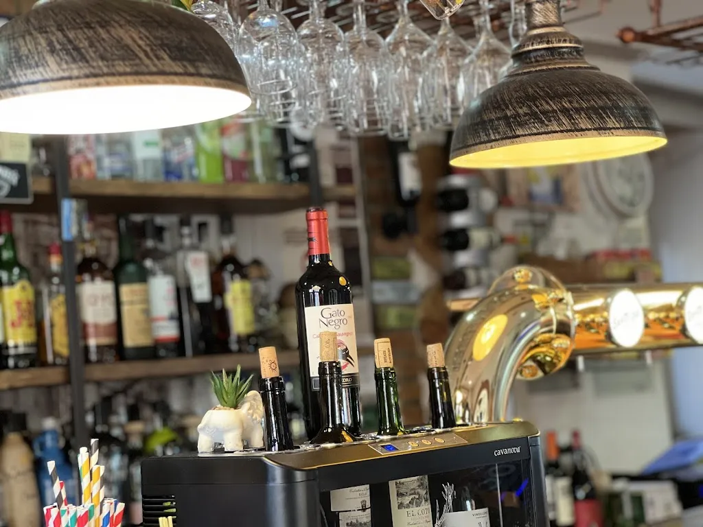 Gato Negro Bar restaurant in Épila