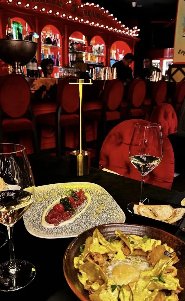 María Gutiérrez Yoldi_Artemisa Moulin Lounge | Restaurante con espectáculo Madrid_Magallón_review