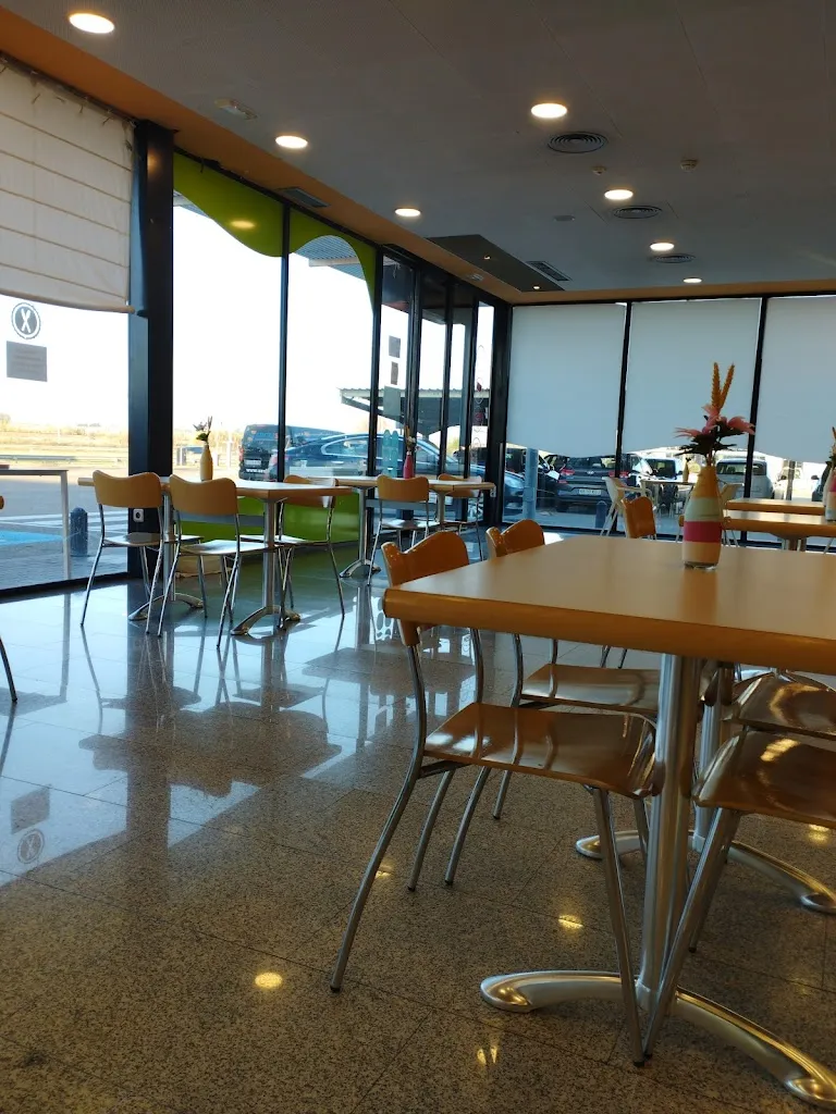 Carlos Almazán_Cafetería-Restaurante_Joyosa La_review