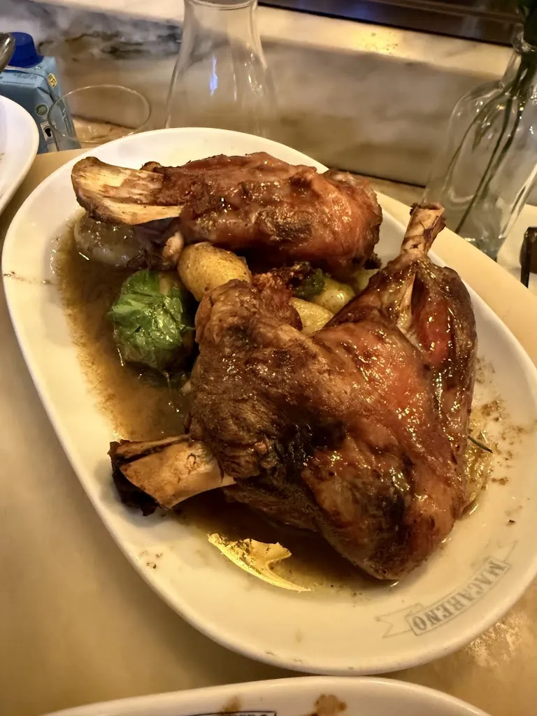 Billy Lui_Casa Macareno_Manchones_review