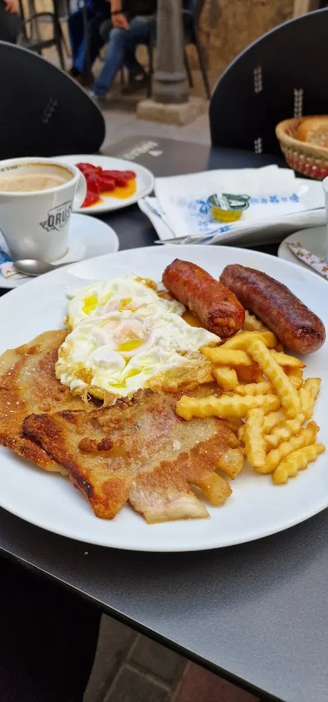 CAROL RUIZ_Bar Medio Mundo_Novallas_review