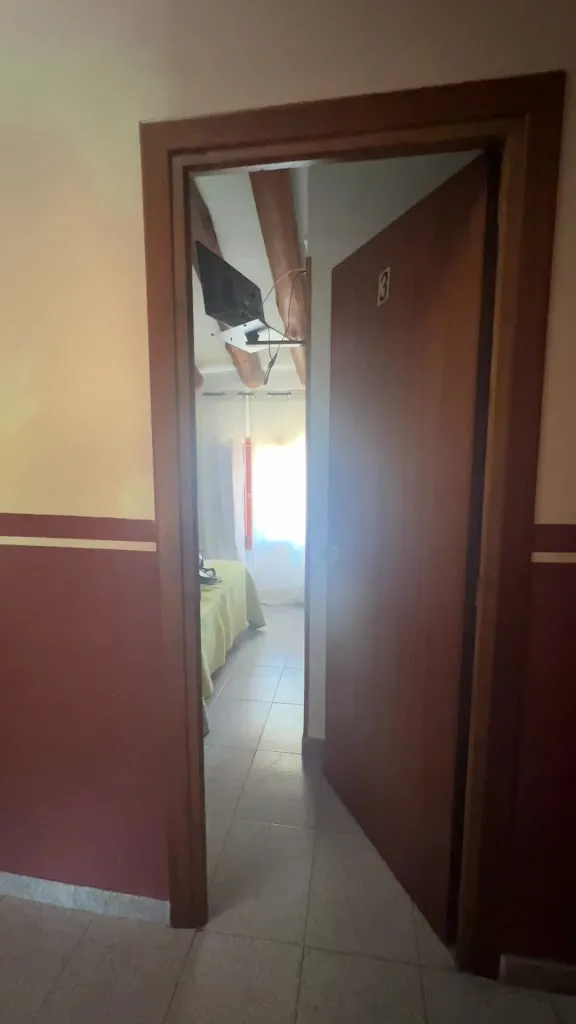 Tsoi Ka Man_Hostal las Rumbas_Nuévalos_review