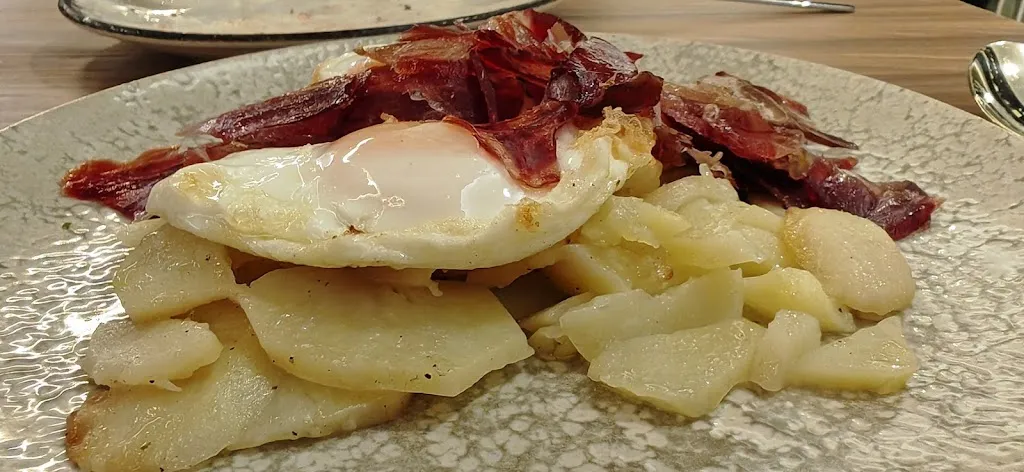 Juan Pablo Bueno Bendicho_.Bar la Olmera_Velilla de Jiloca_review