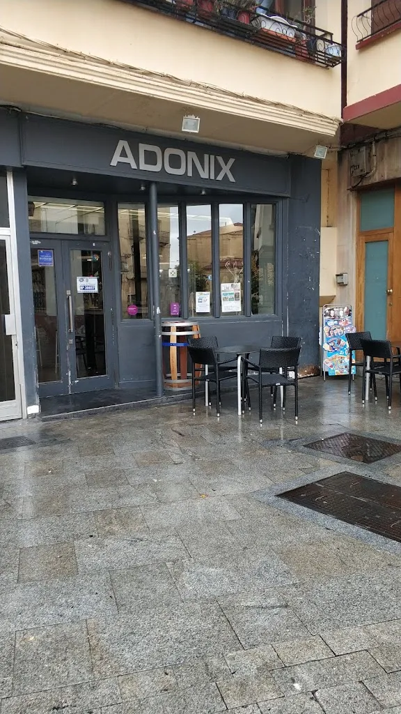 Mihai Mora_Bar Adonix_Oyón-Oion_recensione