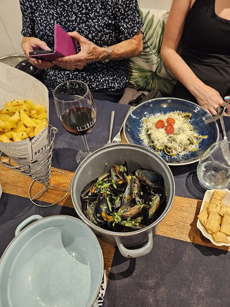 Suni Strickland_El Social_Aller_review