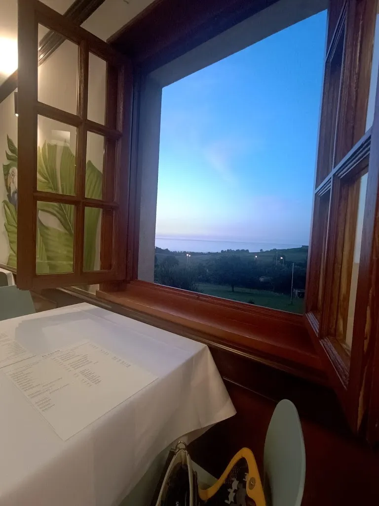 Alfonso Villa Sanchez_El salón_Caravia_review