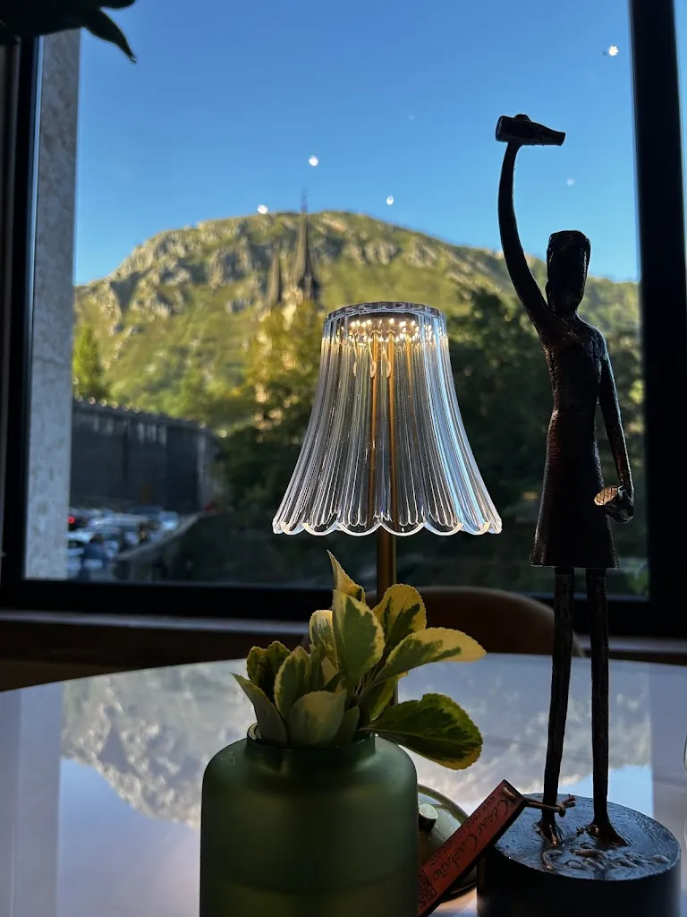 Maria Constantinescu_Cova Sacra_Amieva_review