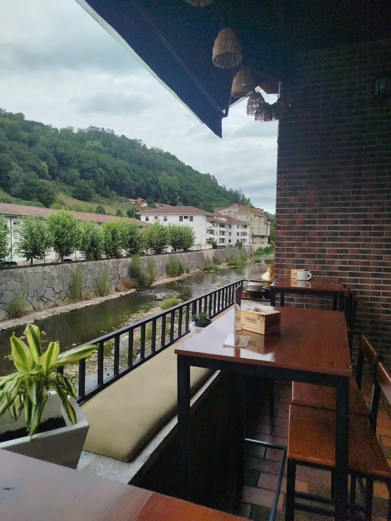 Adam Malone_Jabalí Brunch Cafetería Restaurant_Amieva_review