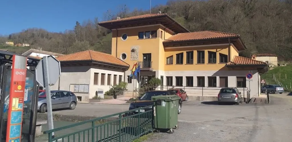 Ladelamanofurada_Ayuntamiento de Bimenes_Bimenes_recensione