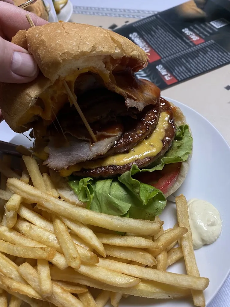 Eamonn McGuinness_Cafe Bar Hamburguesería 129_Carballo_review