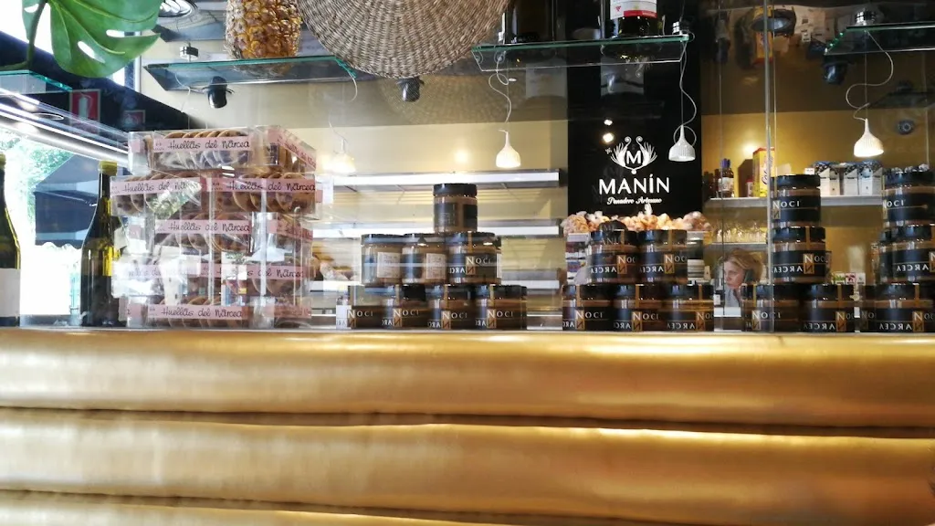 Philip Gwyn Jones_Manín bread store_Cangas del Narcea_review
